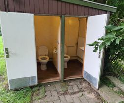 2 toiletter med håndvask